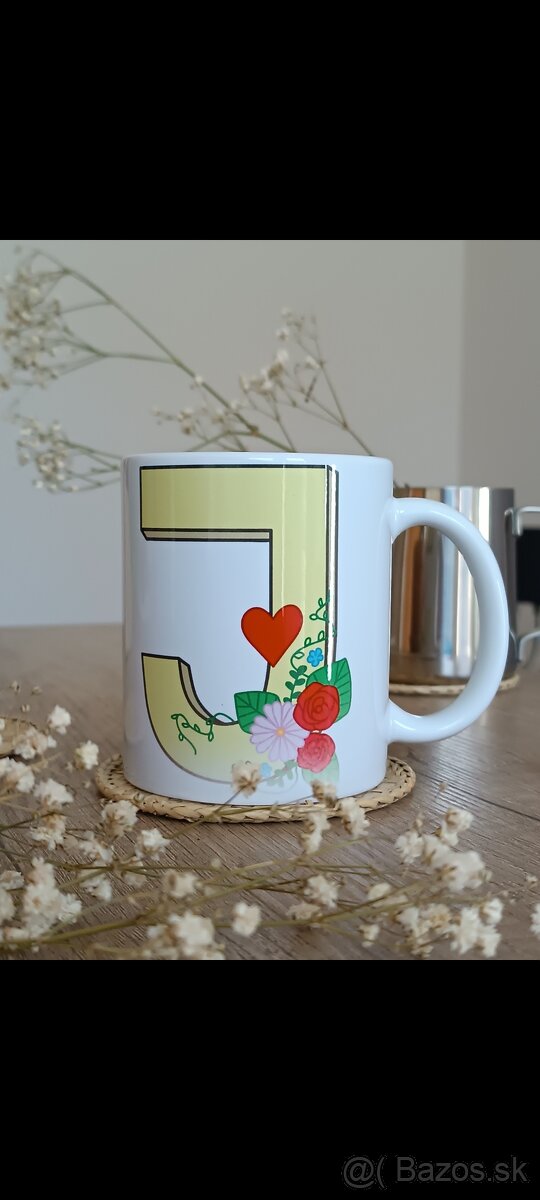 Šálka s písmenom
