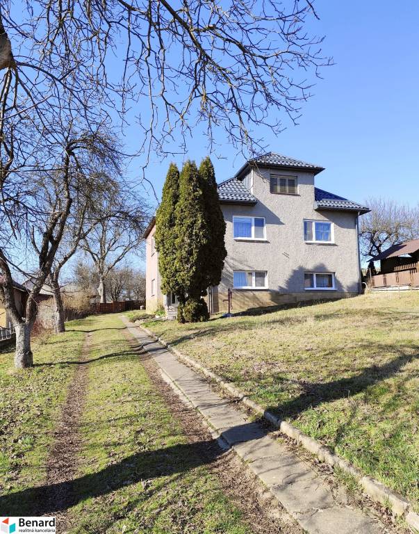 VEĽKÝ RODINNÝ DOM S KRÁSNYM POZEMKOM V OBCI TULČÍK, 2100 m2