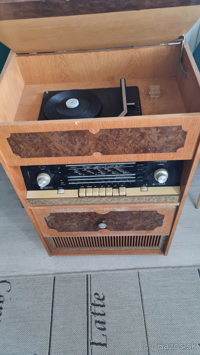 (REZERVOVANÉ) Predám rádio s gramofónom A-104