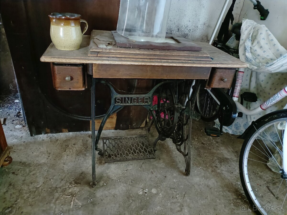Liatinové podstavce zo šijacích stroj, starý písaci stroj
