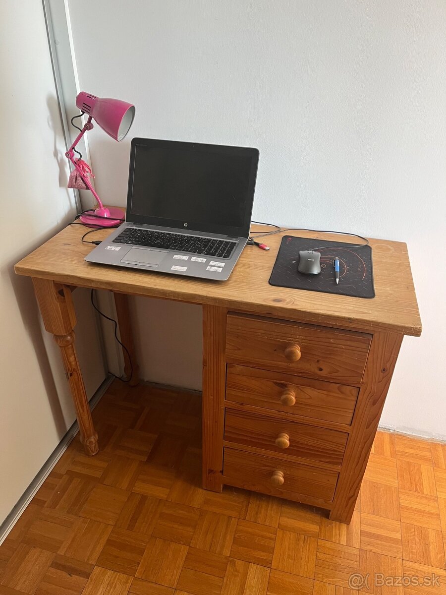 Masívny písací stôl do detskej izby