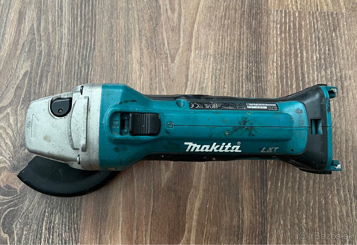 Uhlová brúska Makita DGA452