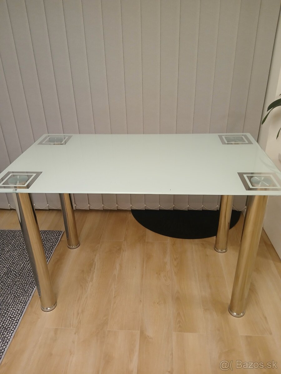 Skleneny jedalensky stol