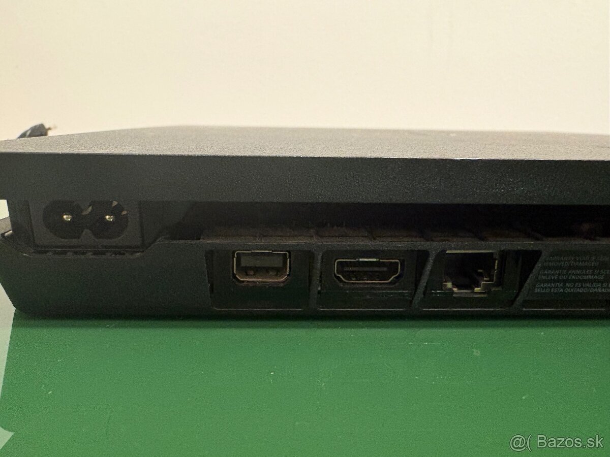 Playstatio  Slim 500B - 3x oystick, 4 hry