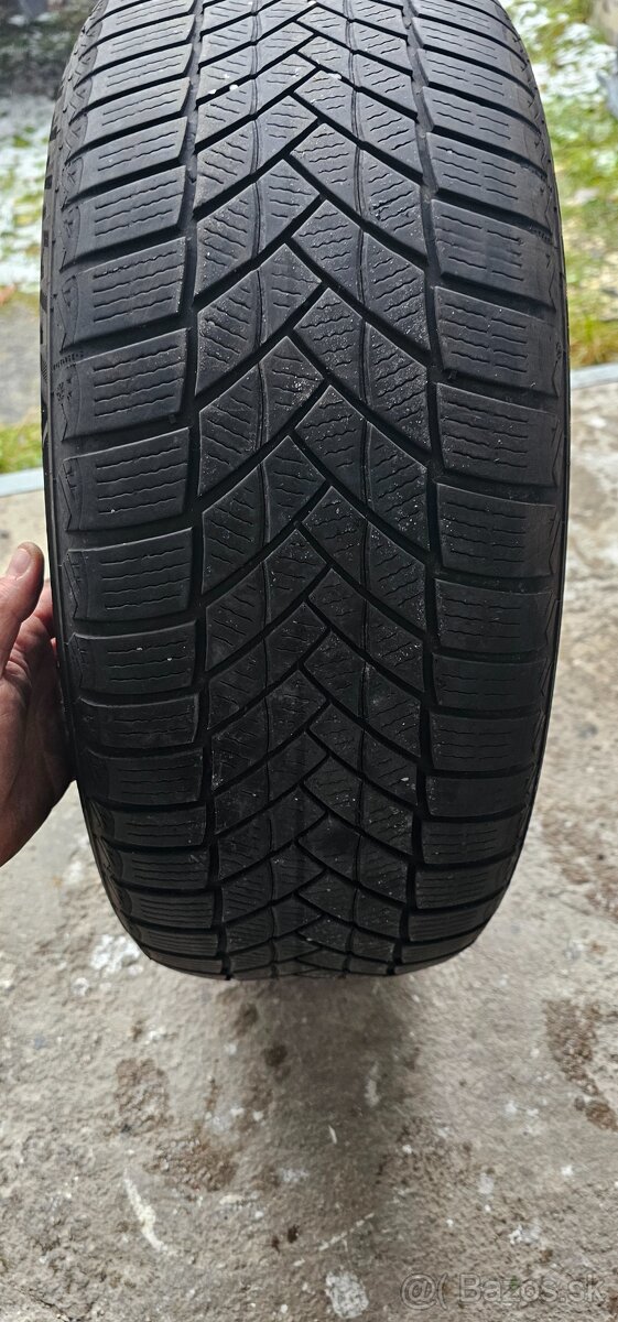 Predam zimné pneumatiky 215/55 R17