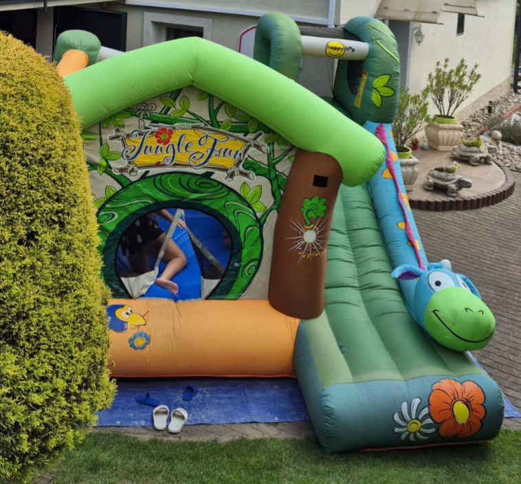 Nafukovací skákací hrad