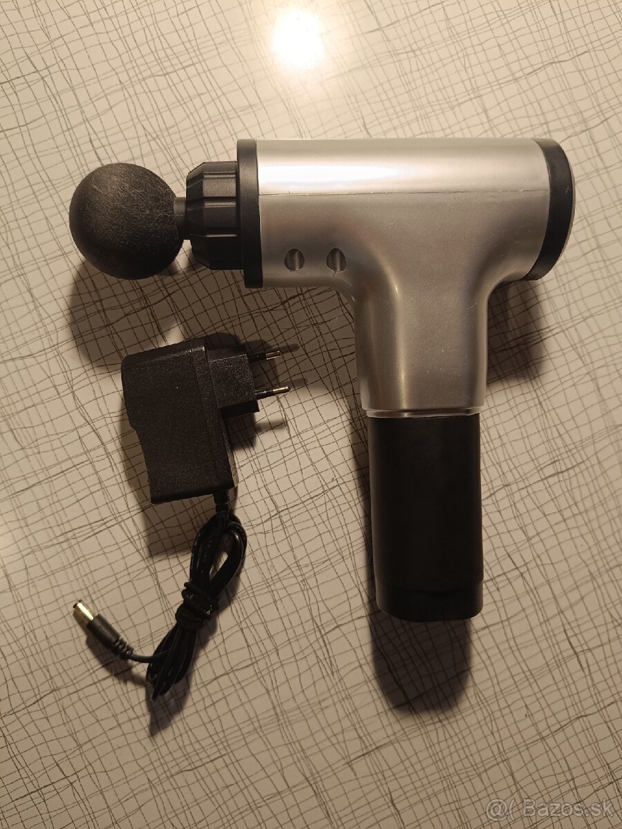 Predam výkonnú masážnu pištoľ