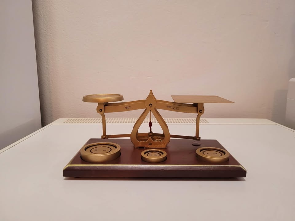 Stará poštová váha značená Aceurate.