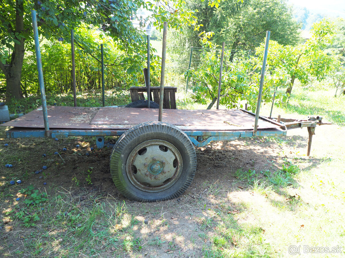 Predam vlečku-plaťak za traktor.