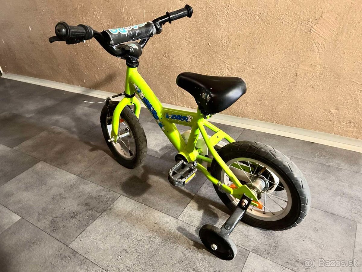 Detsky bicykel s pomocnymi kolieskami