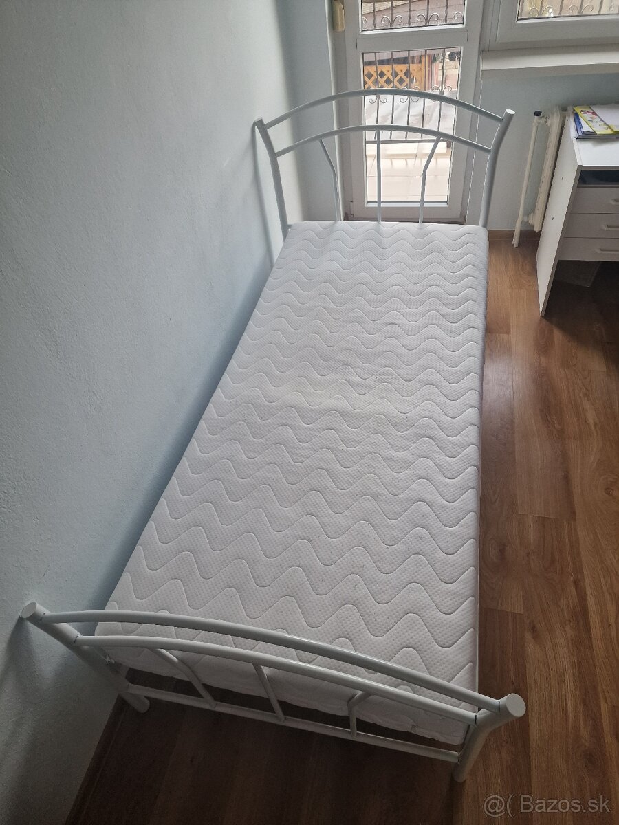Napredaj biela kovová postel