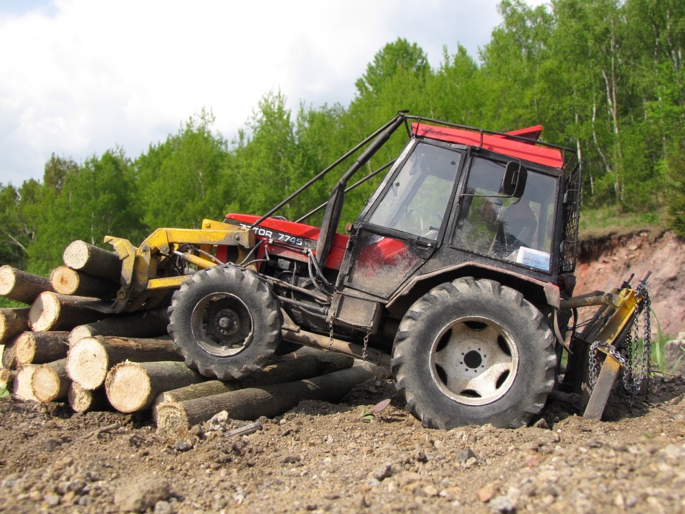 Kúpim traktor UKT