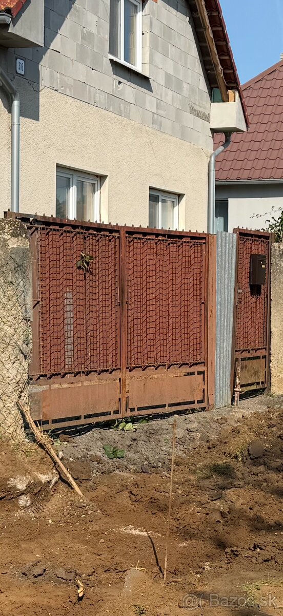 Dvojkridlova brana plus mala branka
