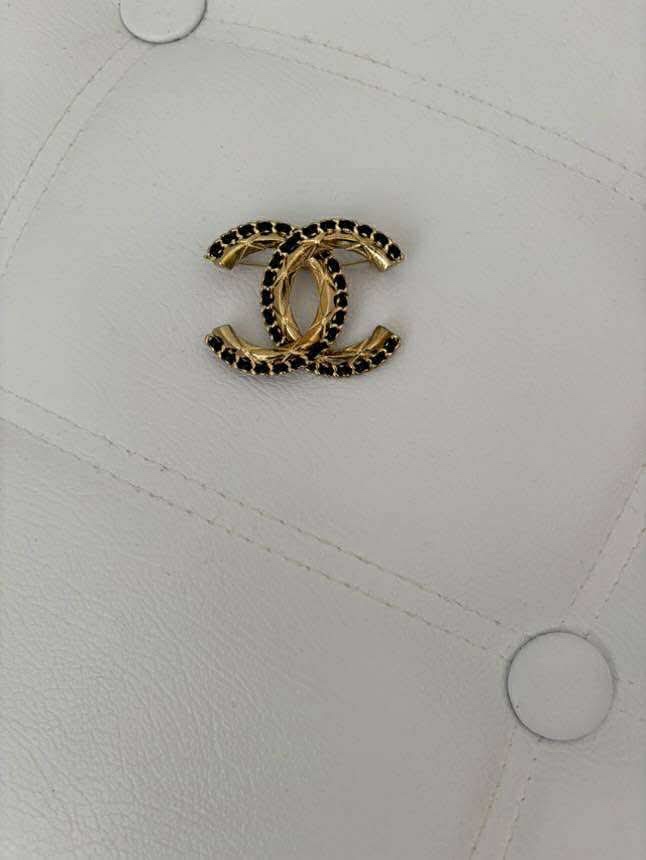 Chanel brosňa