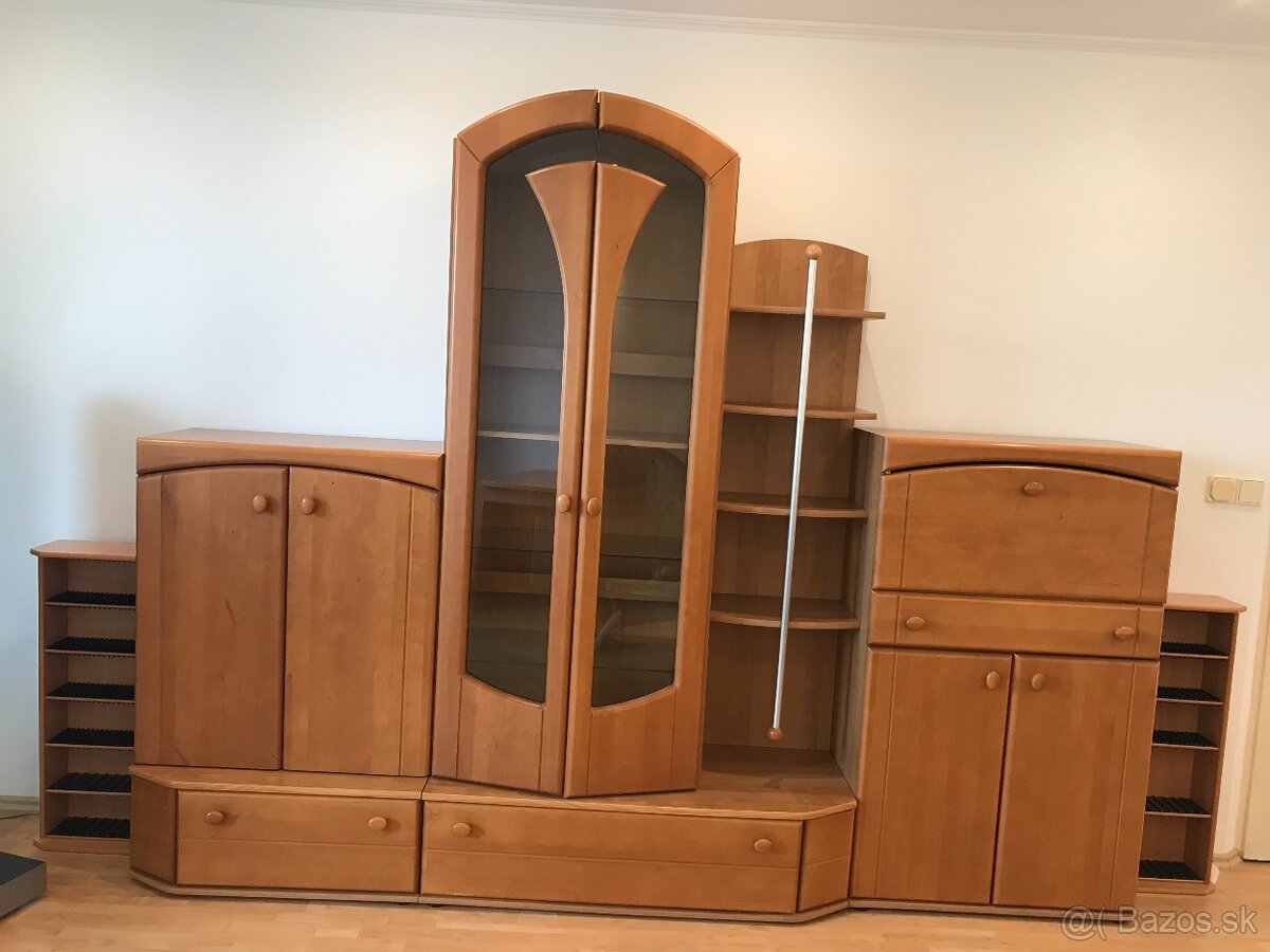 OBÝVAČKOVÁ ZOSTAVA S DVIERKAMI Z MASÍVNEHO DREVA