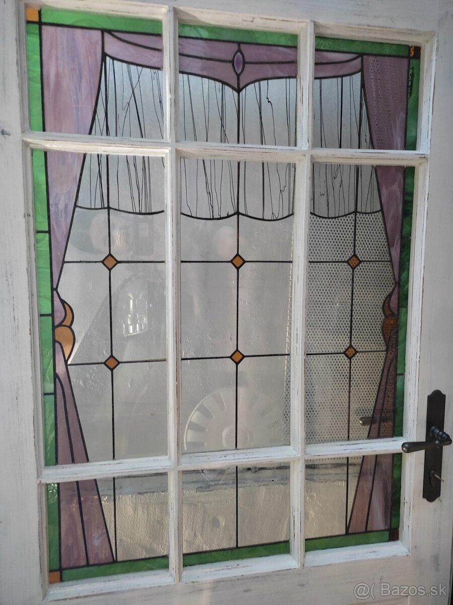 Dvere s vitrážou a zárubňou