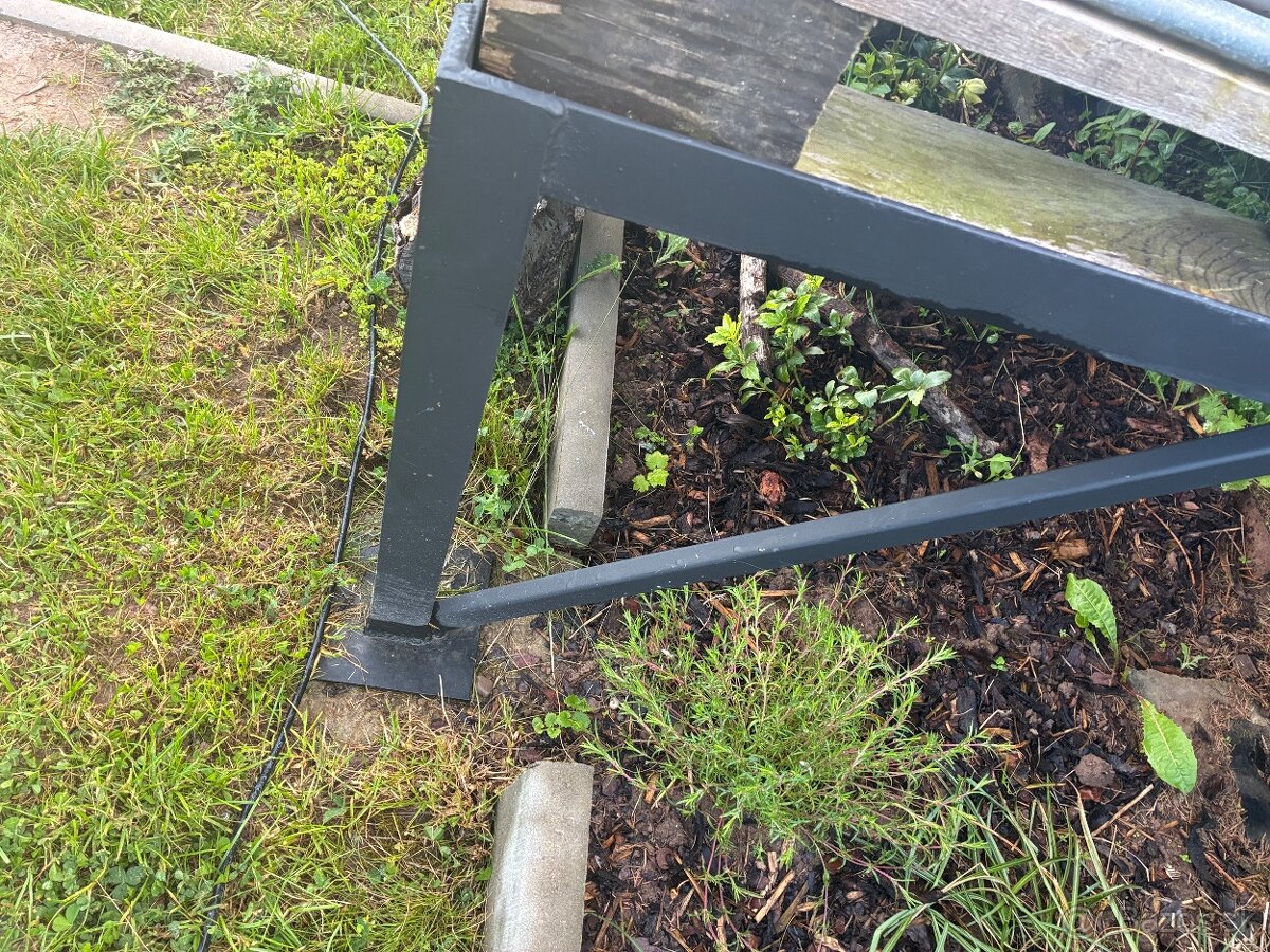 Stojan pod 1000 l nadrz