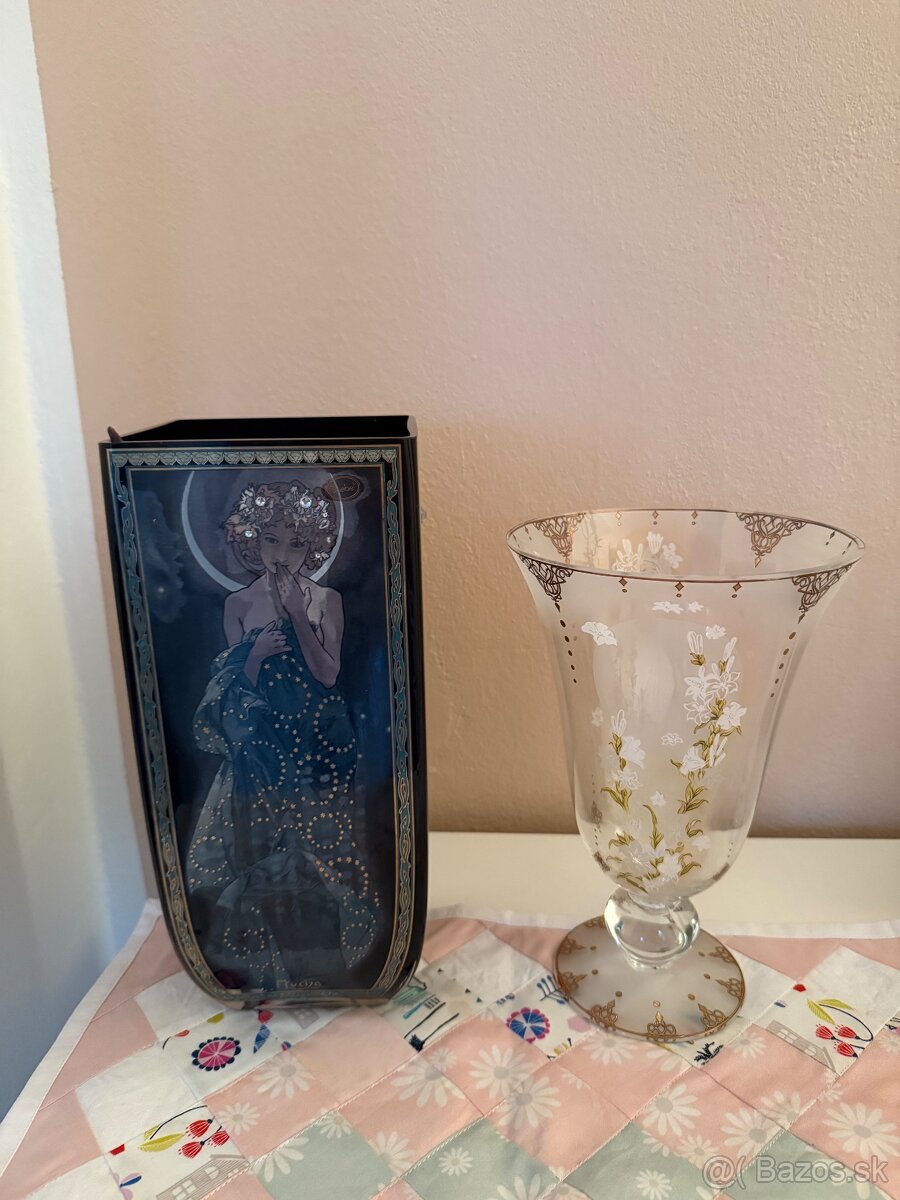 Vazy s motivom od Alfonza Muchu