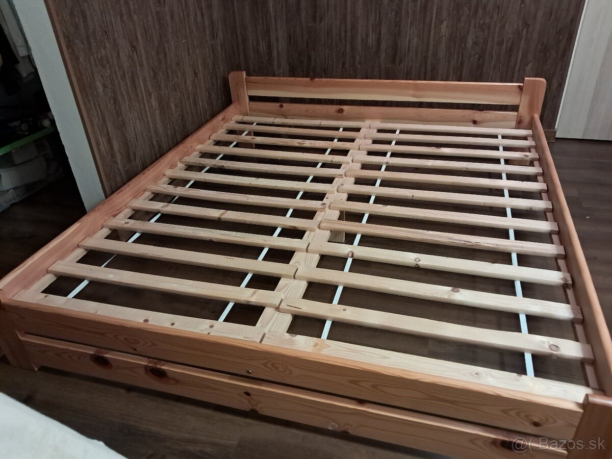 Drevená posteľ s matracom