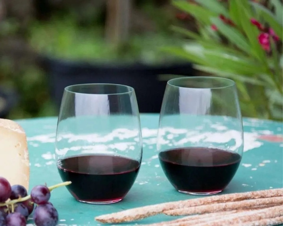 Bezstopkove moderne vinove poháre Riedel