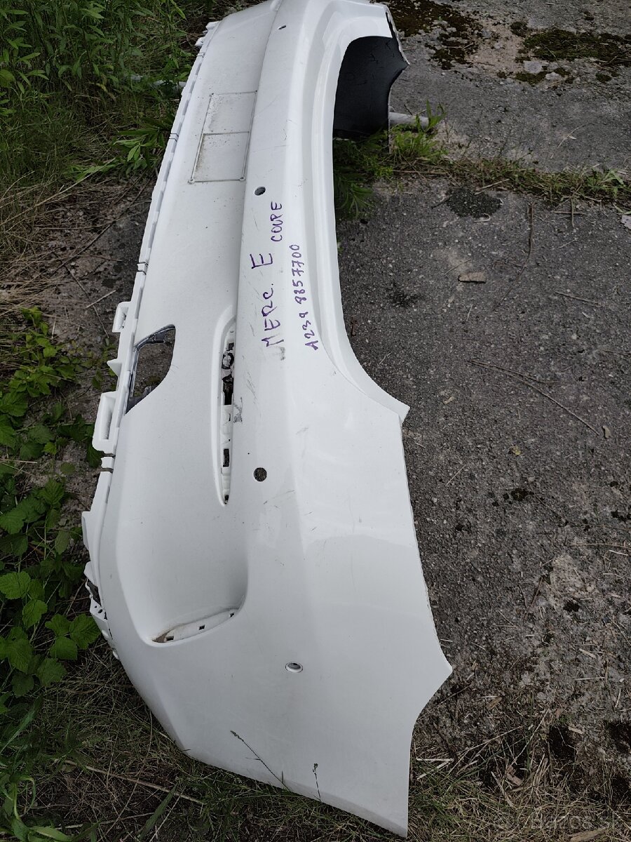 Mercedes E COUPE ZADNY NARAZNIK