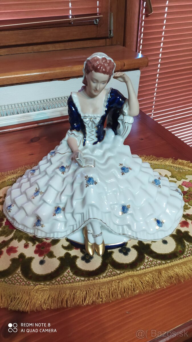 Royal dux soška Dáma s knihou