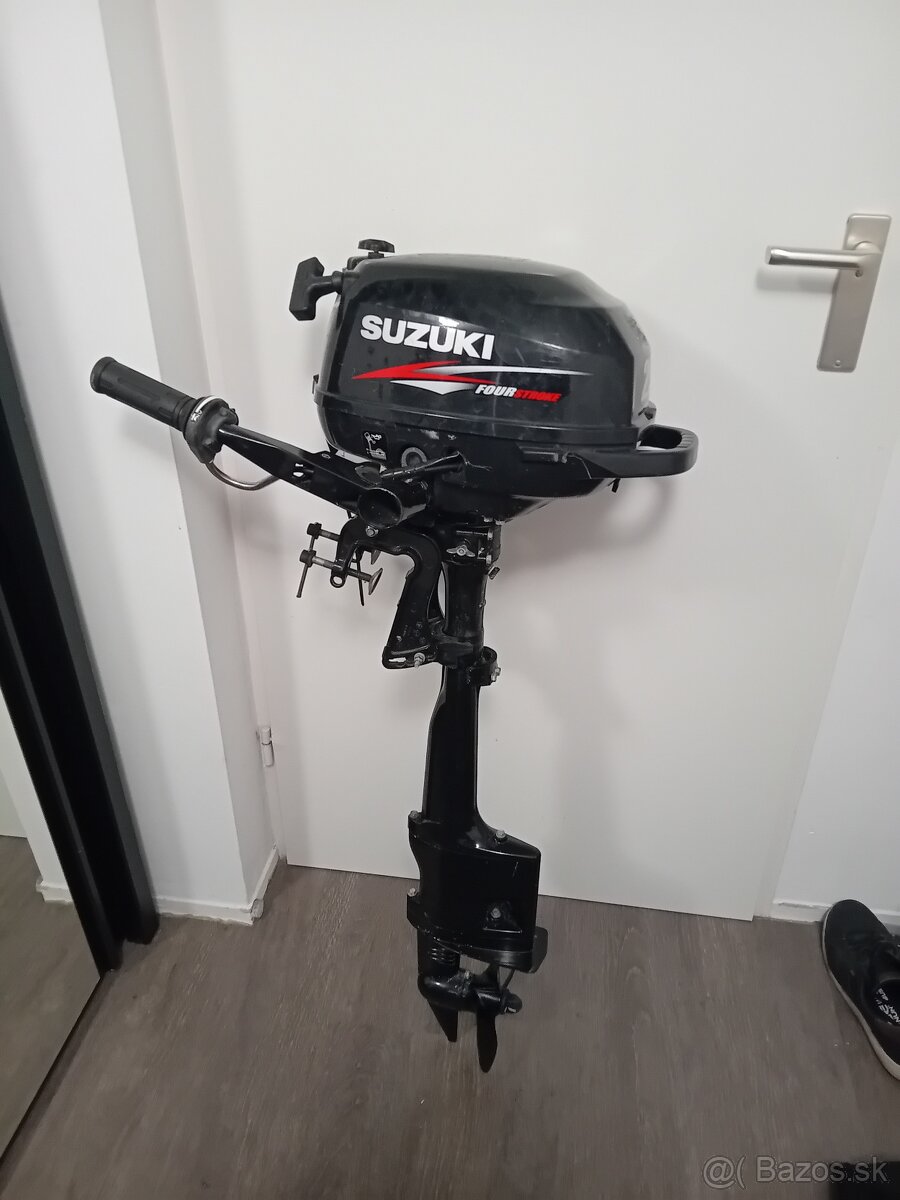 Predám lodny motor motor suzuki 2.5 HP 4 takt
