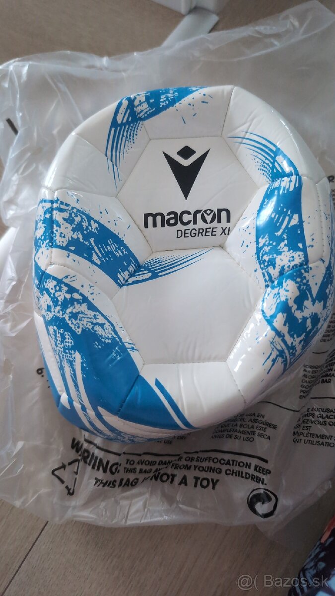 Nová futbalova lopta Macron