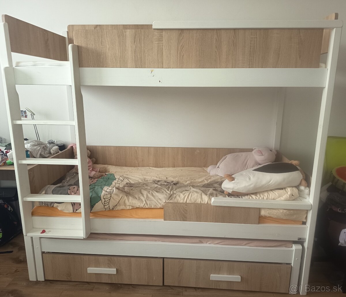 Poschodová posteľ s prístelkou a s úložným priestorom