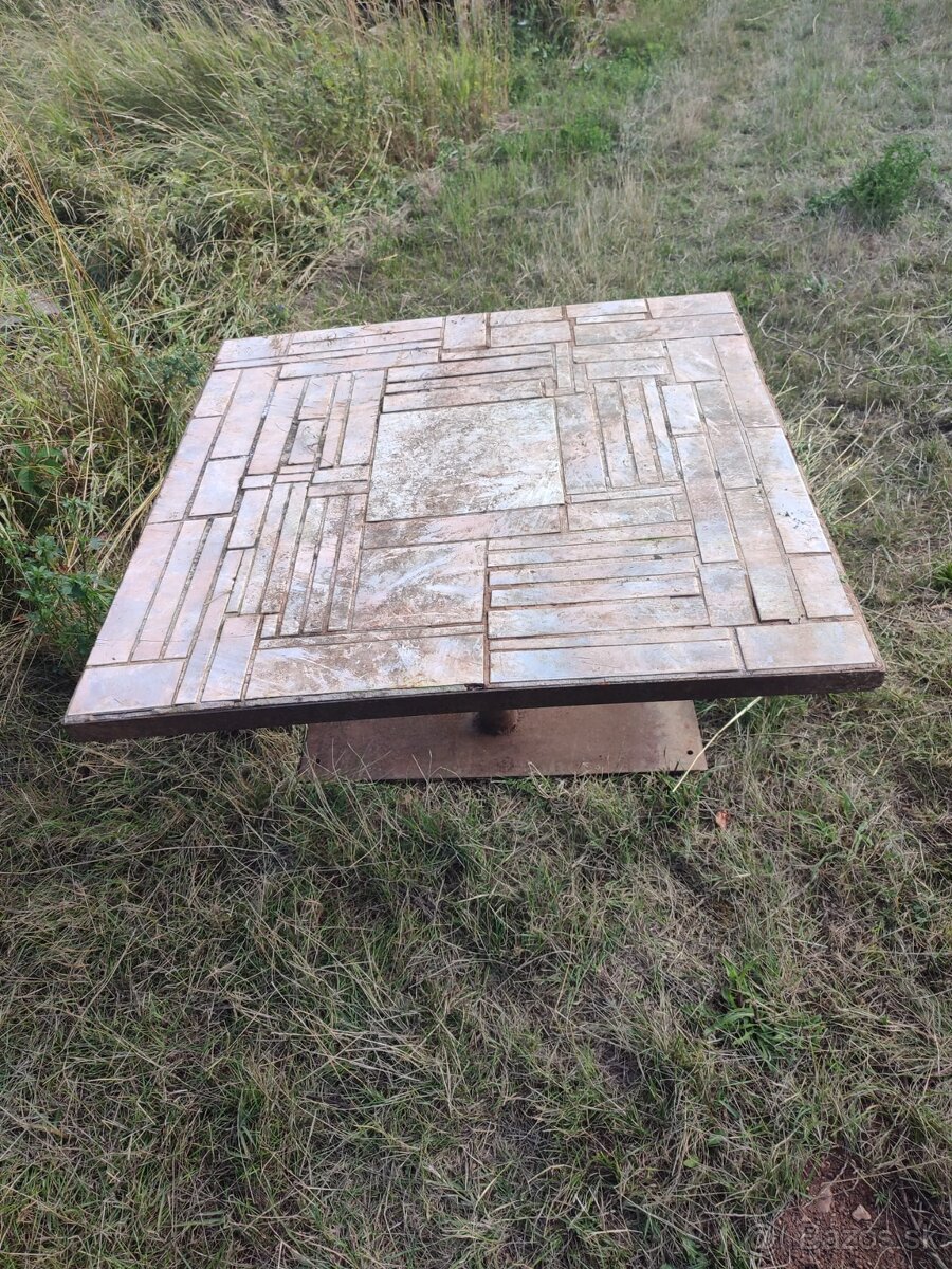 Masívny stôl z kovu a dlažby