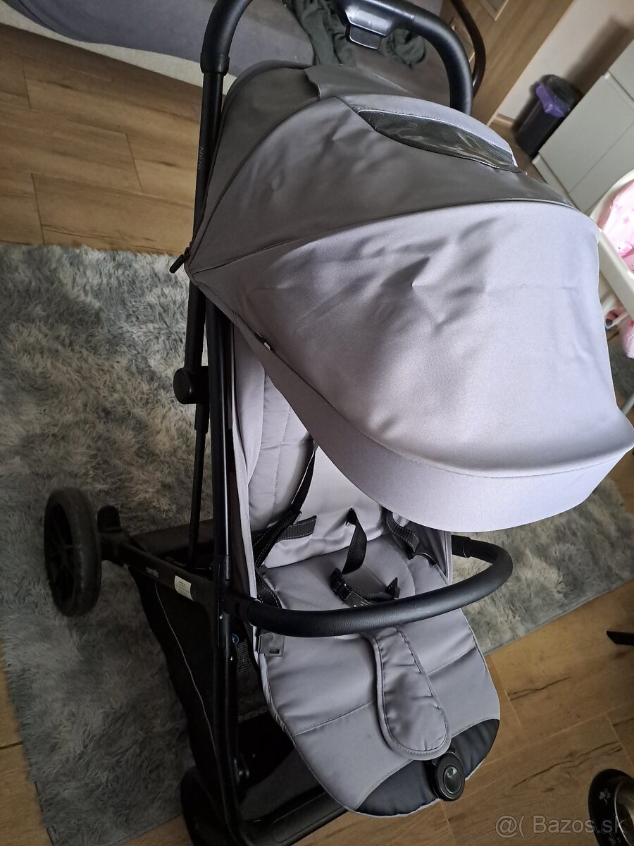 Športový kočík Carello Nero s nánožnikom