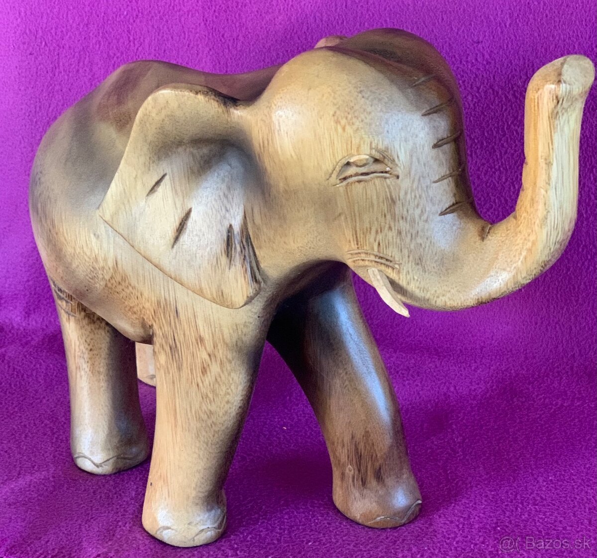 Slon z exotického dreva