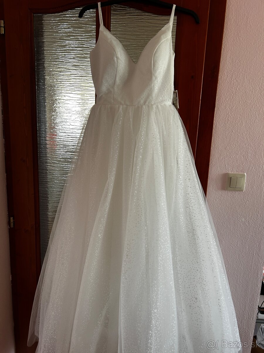 Trblietavé svadobné šaty