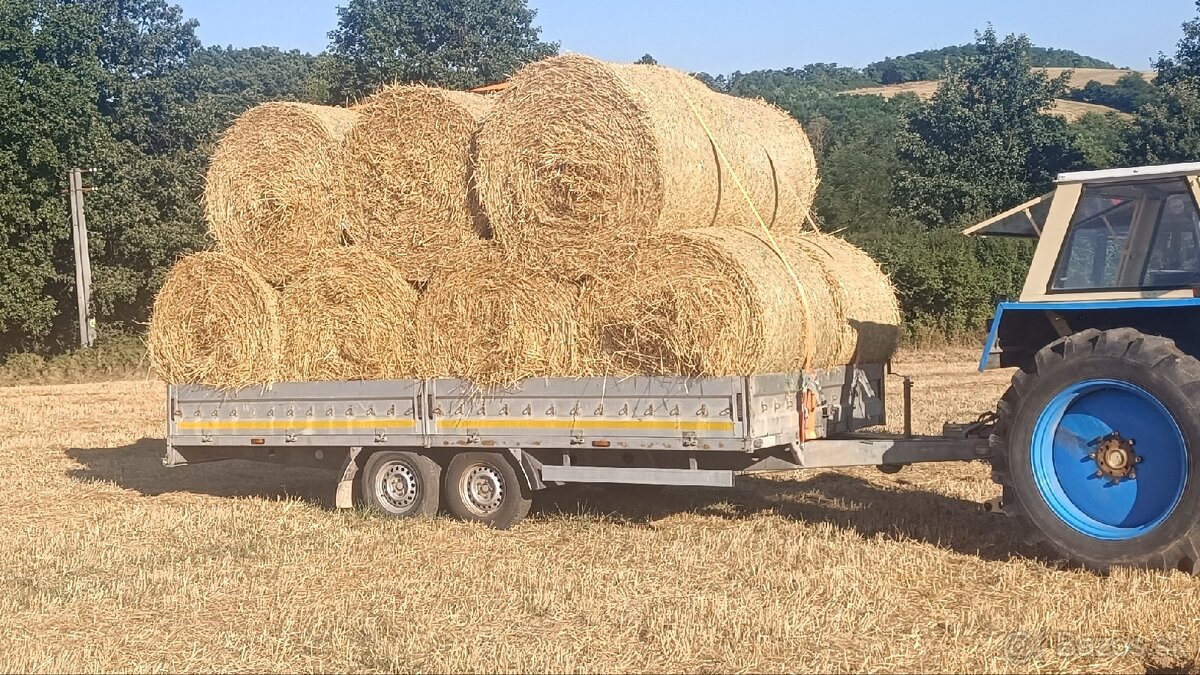 Balíkovaná pšeničná a jačmenná slama