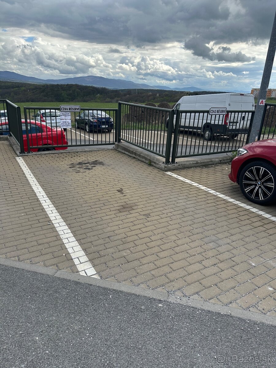 vonkajšie parkovacie miesto zelena stran