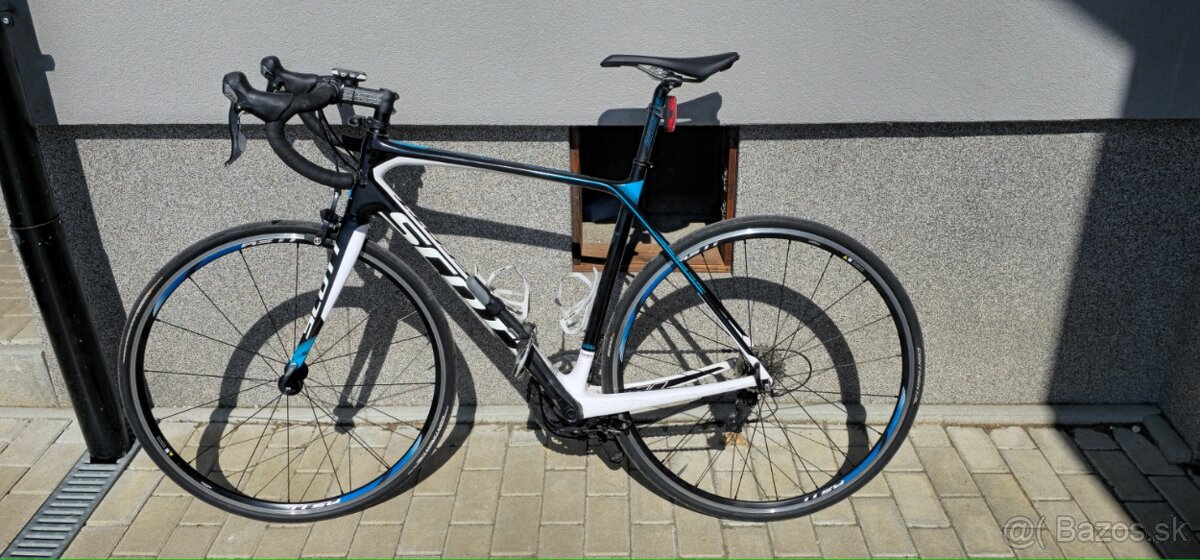 Cestny karbónový bicykel