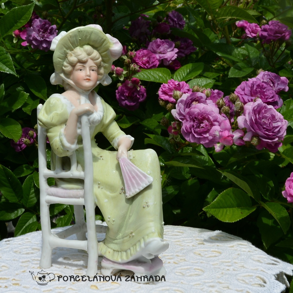 predané Starožitná porcelánová soška - Dáma na stoličke