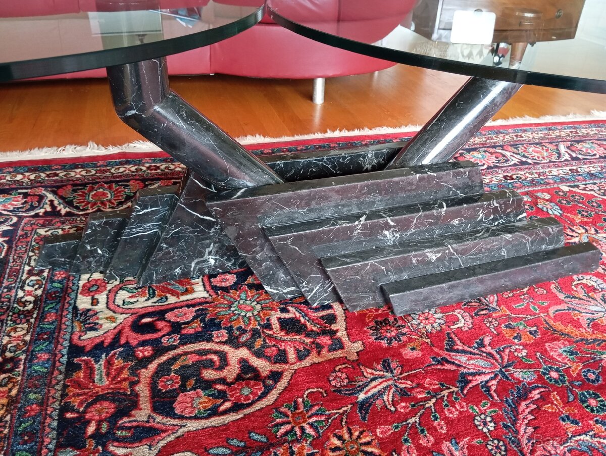 Dizajnový mramorový stolík s tvrdenými sklami