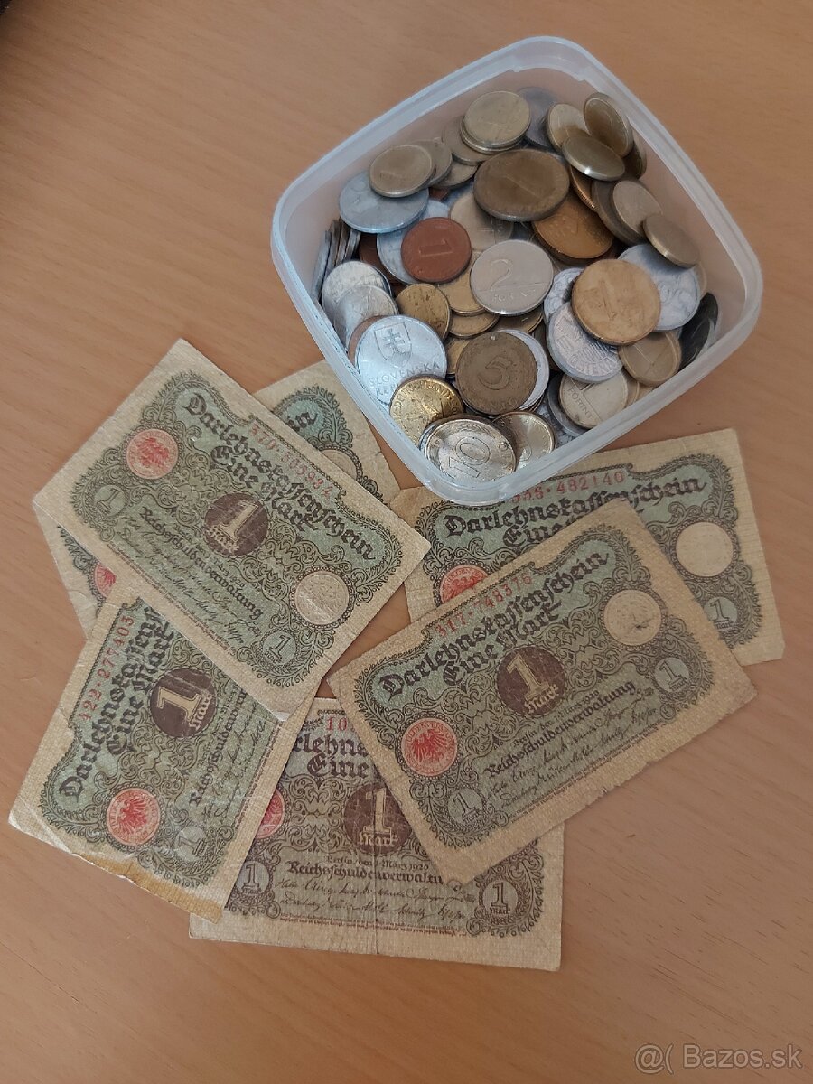 Staré mince a bankovky.