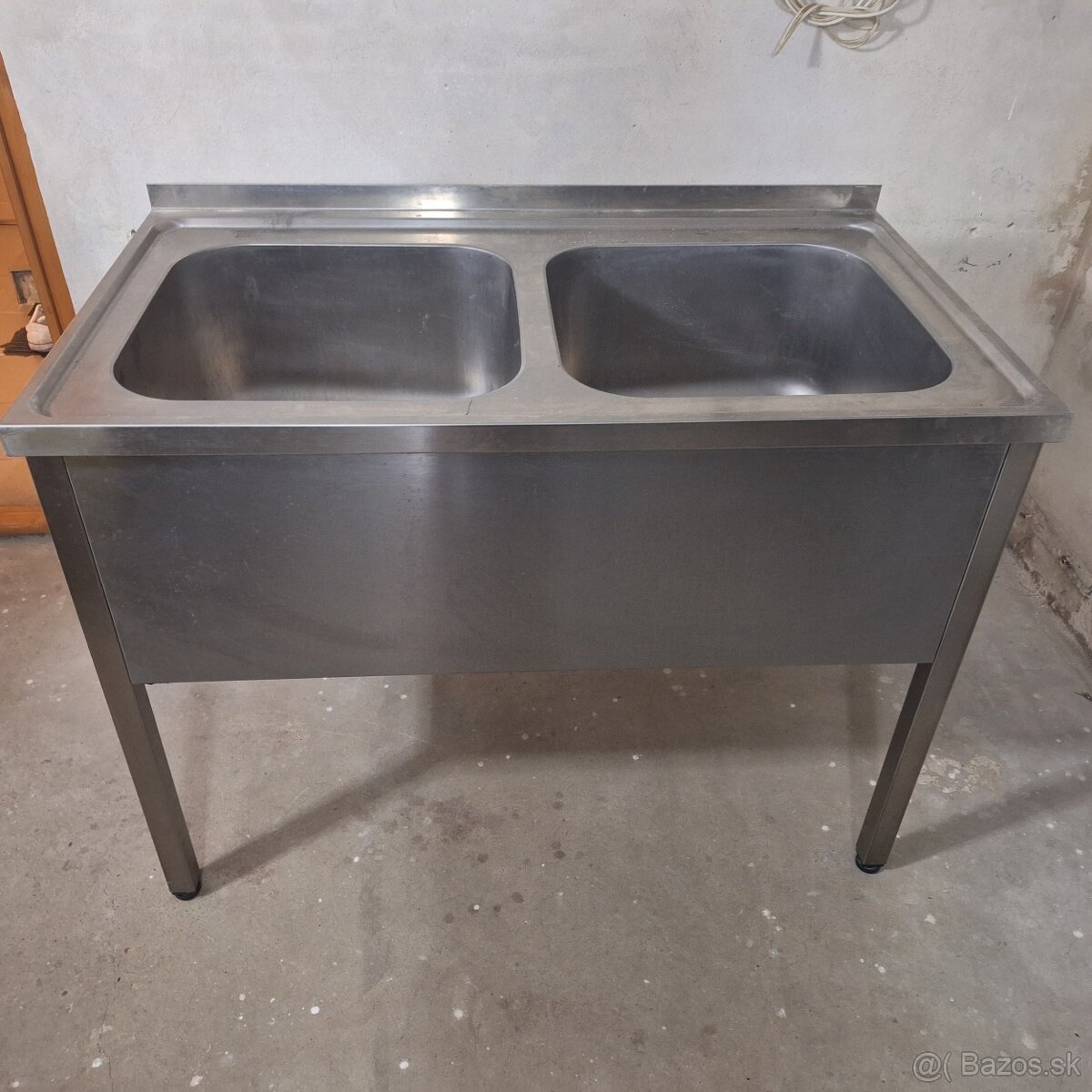 Nerezové umývadlo