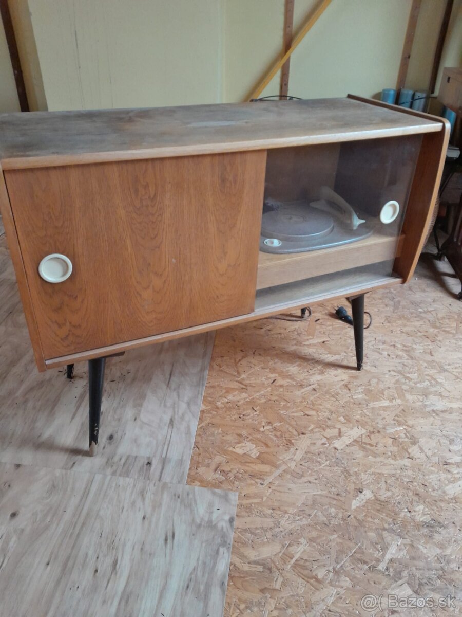 Skriňový gramofón