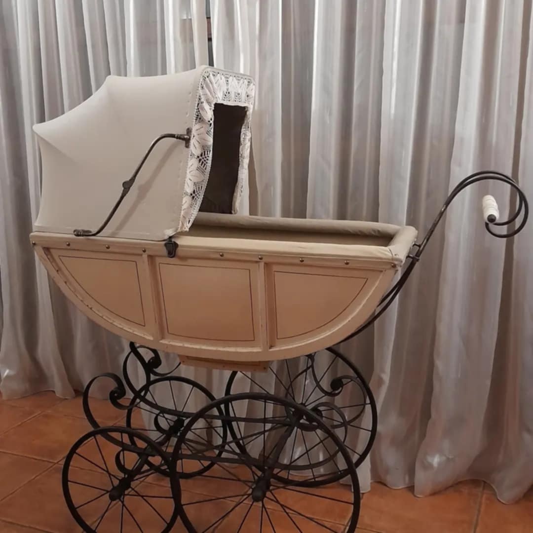Starožitný kočík po renovaci velký