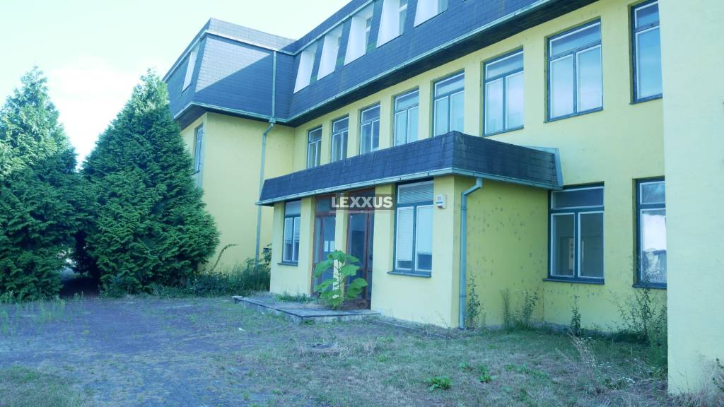 | budova s priľahlým pozemkom v centre mesta D. Streda.