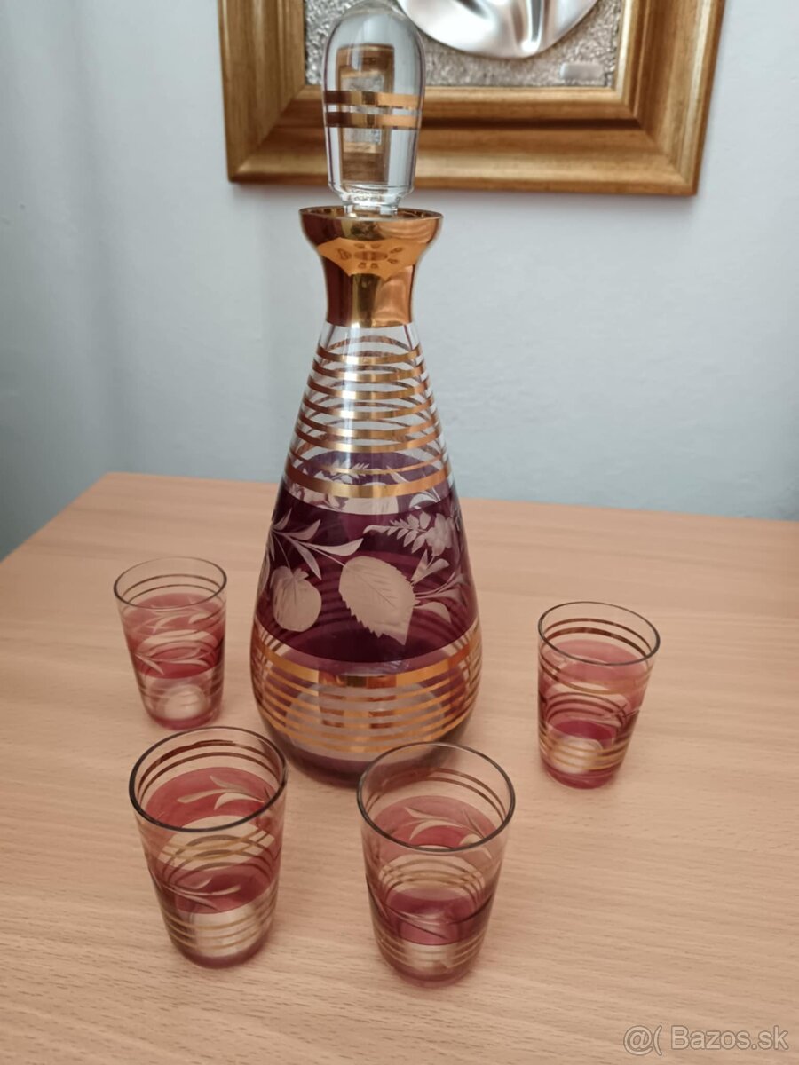 Predám za dobrú cenu sklo - starodávnu karafu + 4 poháriky