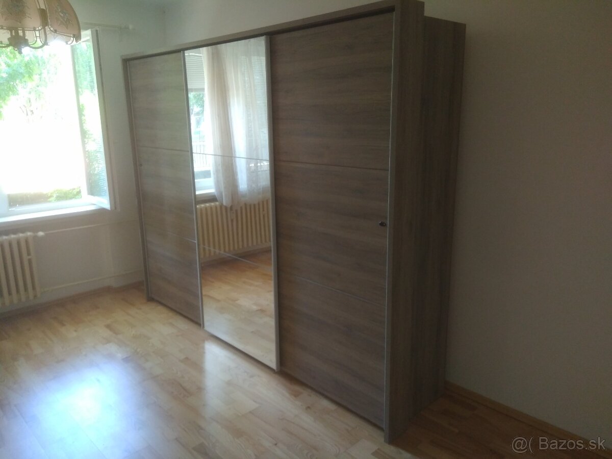 Veľka šatníková skriňa s posúvnymi dverami