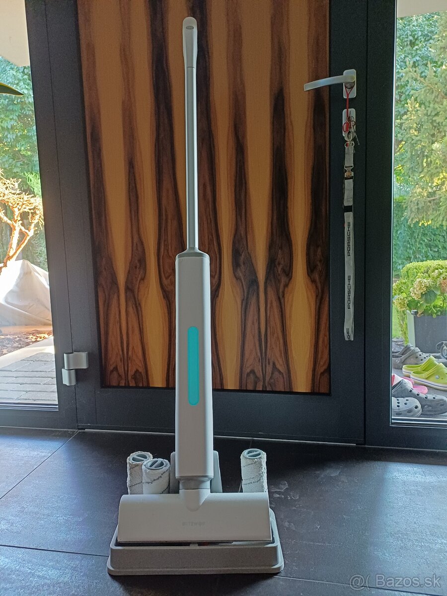 BlitzWolf BW-DD1 je elektrický mop s čistiacim stojanom