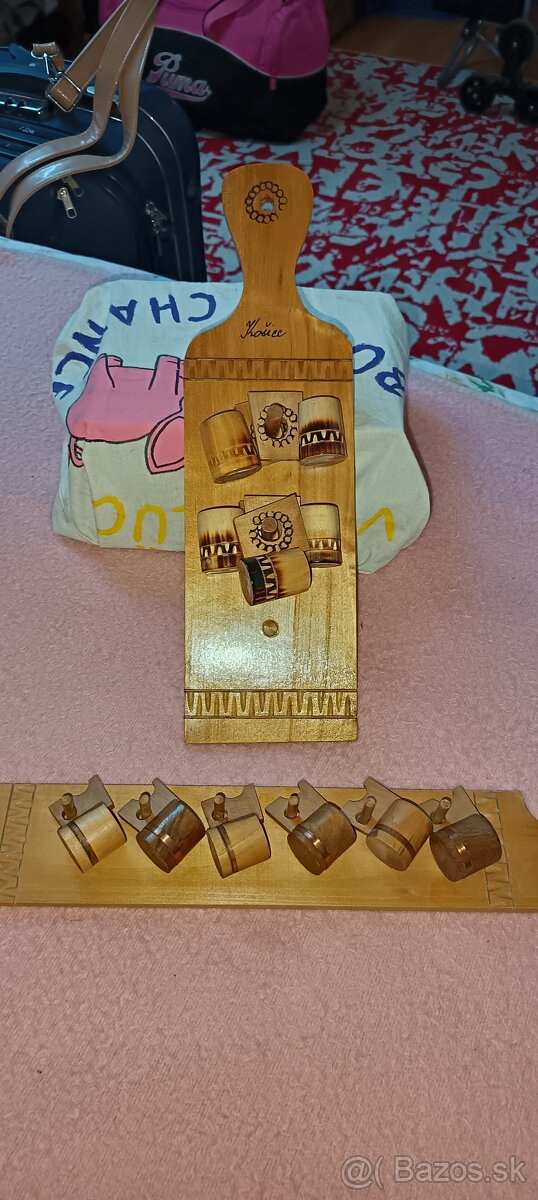 Ponúkam na predaj drevené ozdoby.