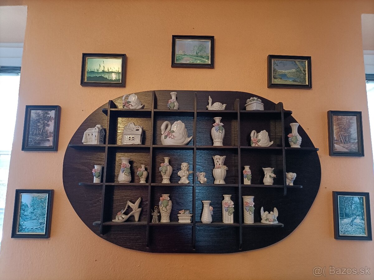 Predám poličku s keramikou a obrázkami