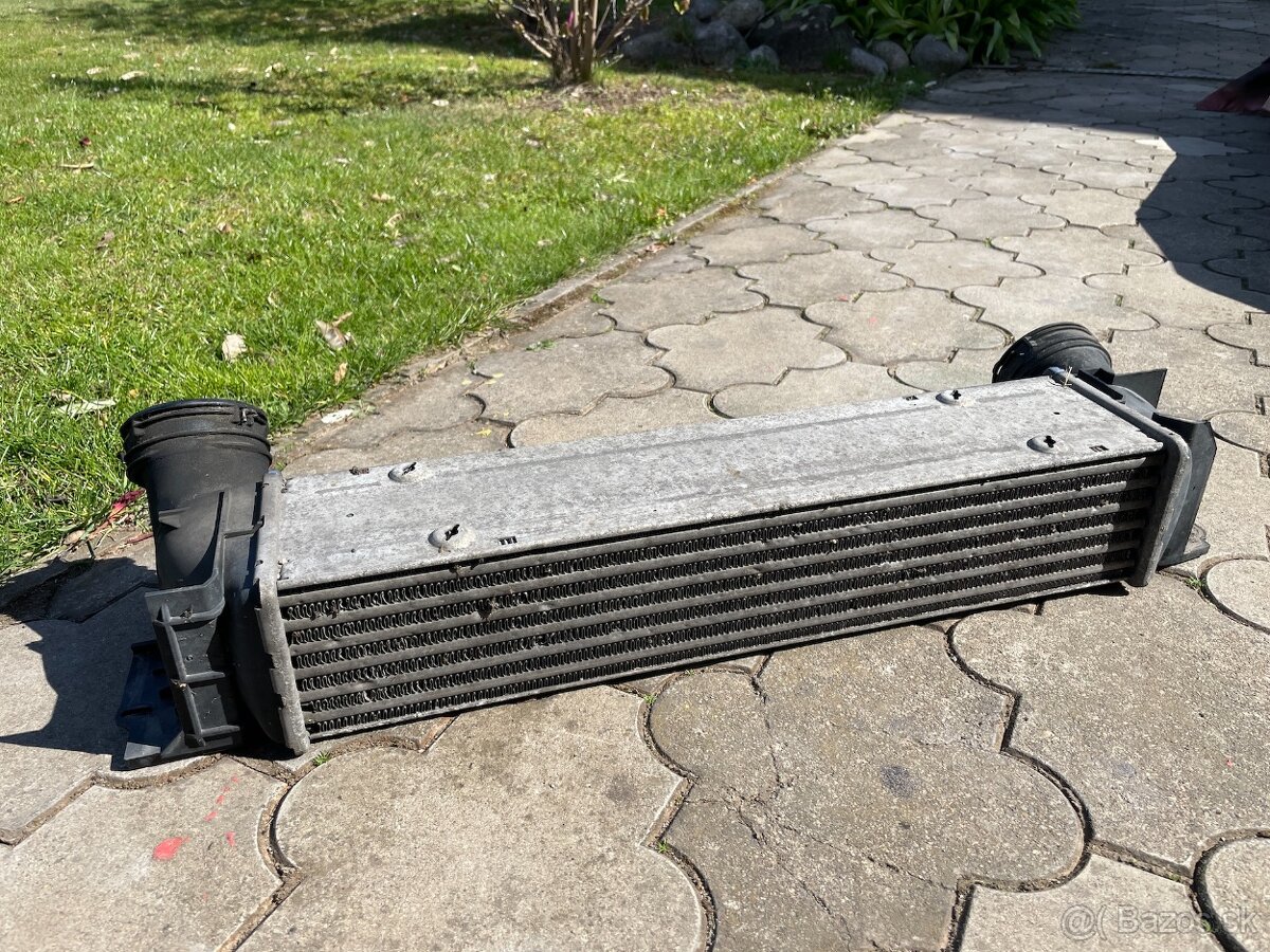 BMW E90 E91 E92 E93 320d 325d 330d 335d Intercooler hadica