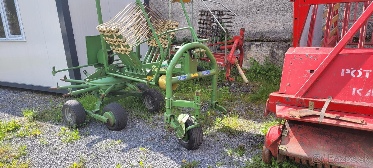 zhrnovač sena Krone a Tonnuti
